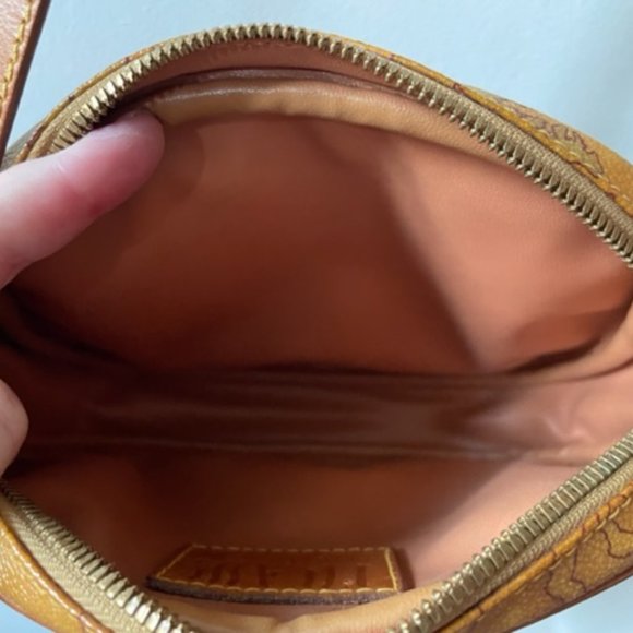 Alviero Martini Crossbody Bag htf Excellent condition Perfect For Spring - Picture 9 of 10